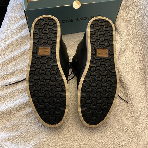 BNIB Toms Waterproof leather chukka boots - men’s - Picture 2 of 5